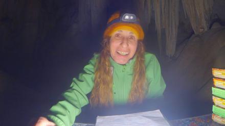 Spanien, Costa Tropical: Das Standbild aus einem von Dokumalia zur Verfügung gestellten Video zeigt die Bergsteigerin und Höhlenforscherin Beatriz Flamini im Inneren der Höhle.
