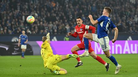 Die endgültige Entscheidung. Marius Bülter trifft zum 4:1 für Schalke.