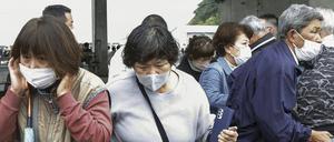 Japan, Wakayama: Anwohner versuchen zu fliehen, nachdem in einem Hafen in Wakayama offenbar eine Rauchbombe geworfen worden war.