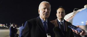 Joe Biden spricht mit Medienvertretern, bevor er an Bord der Air Force One am Ireland West Airport in Charlestown geht.