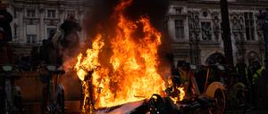 Am 14. April zünden Demonstrierende vor dem Hotel de Ville in Paris Fahrräder an.