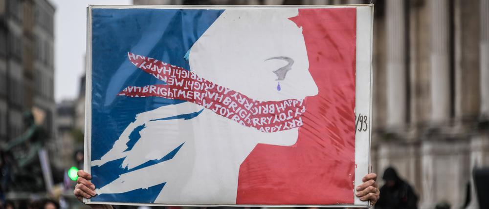 Die Straßenproteste gegen die Rentenreform in Paris und anderen französischen Städten gehen weiter, teils mit ikonischen Bildern der Revolution.