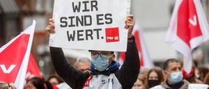 Für einen Tarifvertrag, der neben Entgelten auch Arbeitszeiten und Urlaub regelt, dürfen die Beschäftigten streiken.