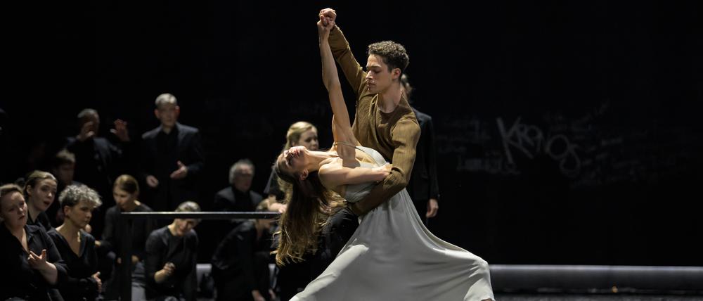 Polina Semionova und David Soares und das Staatsballett Berlin in „Messa da Requiem“.