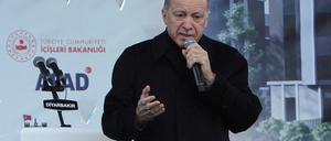 Der türkische Präsident Erdogan bei einem Treffen mit Unterstützer:innen.