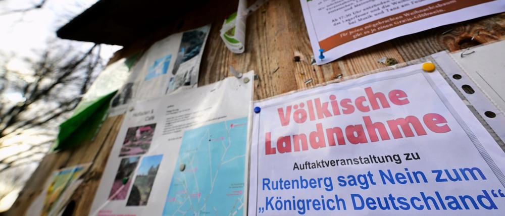 Ein Papier mit dem Schriftzug „Völkische Landnahme. Rutenberg sagt Nein zum Königreich Deutschland“ macht vor der Kirche im Ort Rutenberg auf eine Infoveranstaltung aufmerksam.