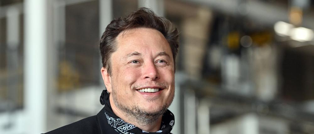 Tesla-Chef Elon Musk steht bei einem Pressetermin in der Gießerei der Tesla Gigafactory.