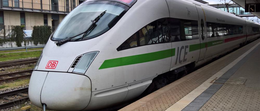 Ein ICE am Hbf Regensburg zur Weiterfahrt nach Wien (Archivbild)