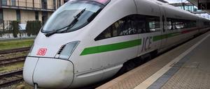 Ein ICE am Hbf Regensburg zur Weiterfahrt nach Wien (Archivbild)