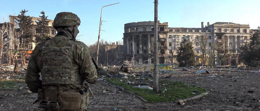 RUSSIA, DONETSK PEOPLE’S REPUBLIC - APRIL 10, 2023: A view of damaged buildings in the city of Artyomovsk. Denis Pushilin, acting head of the Donetsk People’s Republic (DPR), said that the Ukrainian Armed Forces had blown up the building of the city administration while retreating from Artyomovsk. Video grab. Best quality available. DPR Head Press Office/TASS / action press