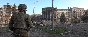 RUSSIA, DONETSK PEOPLE’S REPUBLIC - APRIL 10, 2023: A view of damaged buildings in the city of Artyomovsk. Denis Pushilin, acting head of the Donetsk People’s Republic (DPR), said that the Ukrainian Armed Forces had blown up the building of the city administration while retreating from Artyomovsk. Video grab. Best quality available. DPR Head Press Office/TASS / action press