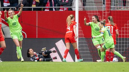 Mit 5:0 gewann der VfL Wolfsburg gegen Bayern und steht im Pokalfinale.