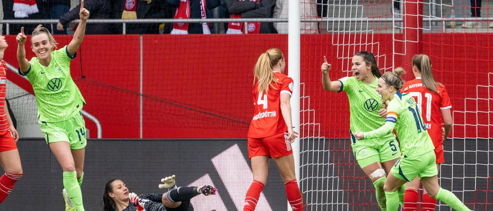 Mit 5:0 gewann der VfL Wolfsburg gegen Bayern und steht im Pokalfinale.