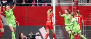 Mit 5:0 gewann der VfL Wolfsburg gegen Bayern und steht im Pokalfinale.