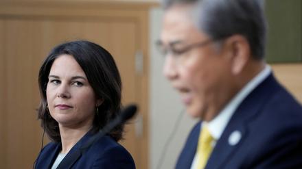 Annalena Baerbock und der südkoreanische Außenminister Park Jin.