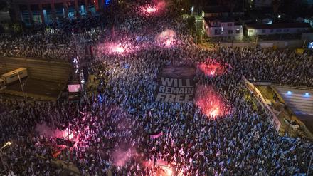 Israelis nehmen an einem Protest gegen die israelische Regierung teil und halten ein Banner auf dem «WILL REMAIN FREE» zu lesen ist. 