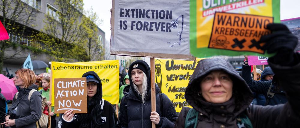 Klimaaktivisten von Extinction Rebellion (XR) und der Umweltschutzorganisationen Greenpeace und BUND protestieren in Berlin unter dem Motto „Notstand-Artensterben ausrufen & aufhalten!“ gegen das Artensterben.