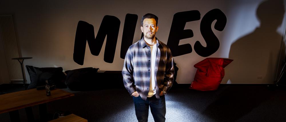 Miles CEO Oliver Mackprang in der Ruhezone bei den Konferenzräumen, zu dem Thema die "100 wichtigsten Köpfe".