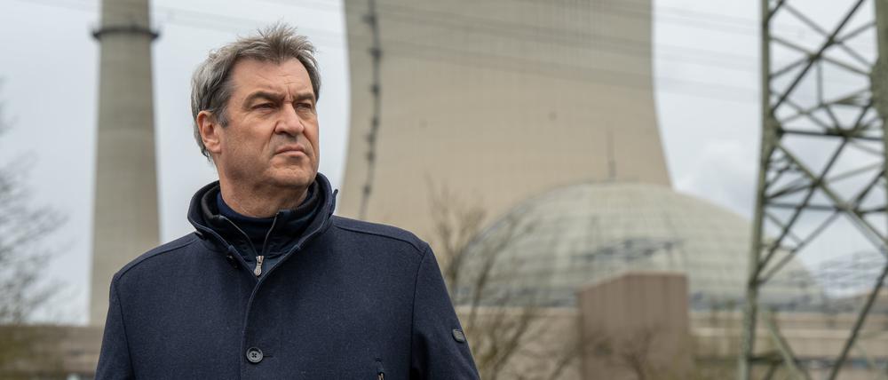 Markus Söder (CSU), Ministerpräsident von Bayern, bei einem Besuch des Kernkraftwerks Isar 2.