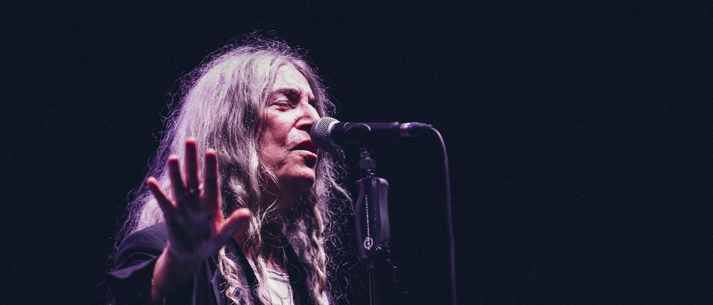 Die Welt in allen Facetten durchdekliniert. Sängerin und Poetin Patti Smith bei einem Konzert im Jahr 2022. 