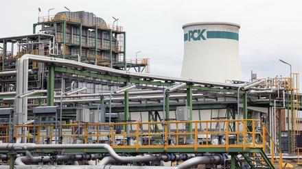 ARCHIV - 02.01.2023, Brandenburg, Schwedt/Oder: Ein Turm mit einem «PCK»-Logo ist auf dem Gelände der Raffinerie PCK zu sehen. (zu dpa «Ölraffinerie PCK geht in TÜV-Check - Anlagen außer Betrieb») Foto: Joerg Carstensen/dpa +++ dpa-Bildfunk +++