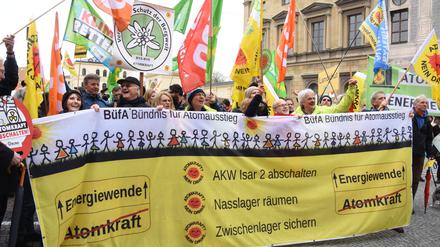 Abschaltfeiern und Triumphzüge: Greenpeace und der Bund Naturschutz Bayern demonstrieren in München. 