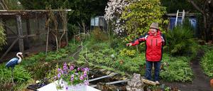 15.04.2023, Brandenburg, Potsdam: Garteninhaberin Bärbel Metz zeigt ihren für die Öffentlichkeit geöffneten Privatgarten in Potsdam. Von April bis September öffnen über 100 private Gärten in Potsdam, Berlin und Umland und laden zum Flanieren, Genießen und Fachsimpeln ein. Foto: Michael Bahlo/dpa - Honorarfrei nur für Bezieher des Dienstes ZB-Funkregio Ost +++ ZB-FUNKREGIO OST +++