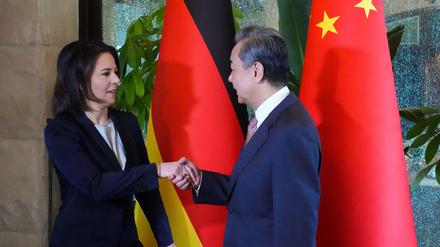 Außenministerin Annalena Baerbock (Bündnis 90/Die Grünen) und Wang Yi, Mitglied des Politbüros und Direktor des Büros der Kommission für Auswärtige Angelegenheiten des Zentralkomitees Chinas.