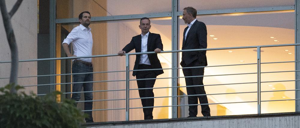 FDP-Spitzen: Parteivize Johannes Vogel, Verkehrsminister Volker Wissing, Finanzminister Christian Lindner während eines Koalitionsausschusses auf einem Balkon des Bundeskanzleramts