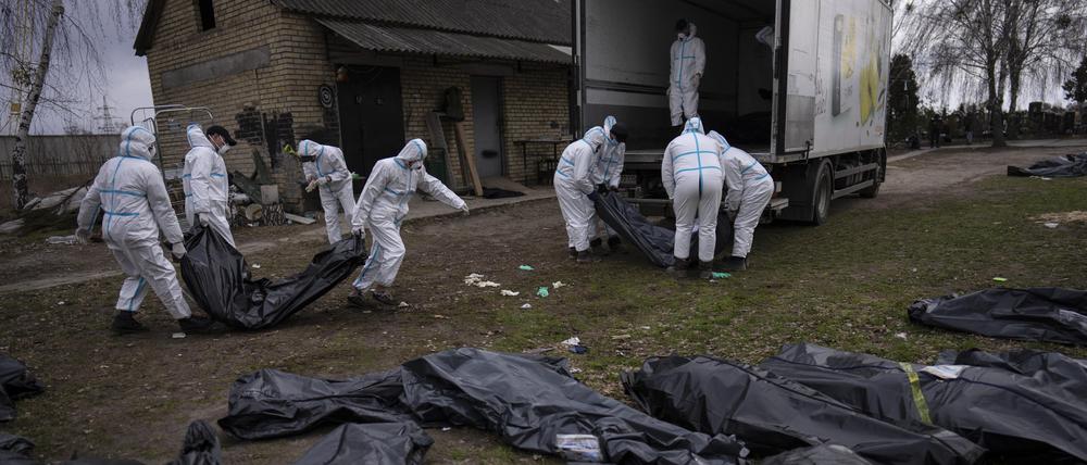 Freiwillige laden Leichen von in Butscha, einem Außenbezirk von Kiew, getöteten Zivilisten auf einen Lastwagen.