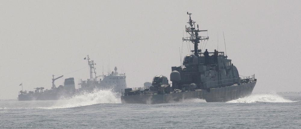 Patrouillenschiffe der südkoreanischen Marine suchen nach Überlebenden des gesunkenen südkoreanischen Marineschiffs in der Nähe der südkoreanischen Insel Baekryeong.