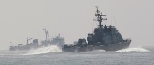 Patrouillenschiffe der südkoreanischen Marine suchen nach Überlebenden des gesunkenen südkoreanischen Marineschiffs in der Nähe der südkoreanischen Insel Baekryeong.