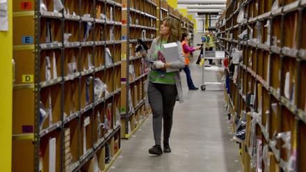 „Picker“ stellen im Lager des Amazon Logistikzentrums in Brieselang die Bestellungen zusammen.