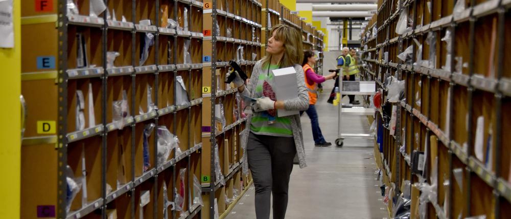 „Picker“ stellen im Lager des Amazon Logistikzentrums in Brieselang die Bestellungen zusammen.