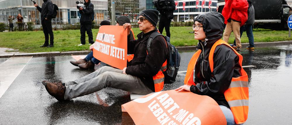 Klimaaktivisten blockieren die Straße am Ernst-Reuter-Platz während der Rush Hour am 31. März 2023 in Berlin.