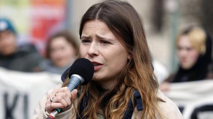 Luisa Neubauer spricht während einer Demonstration von Fridays for Future in Berlin.