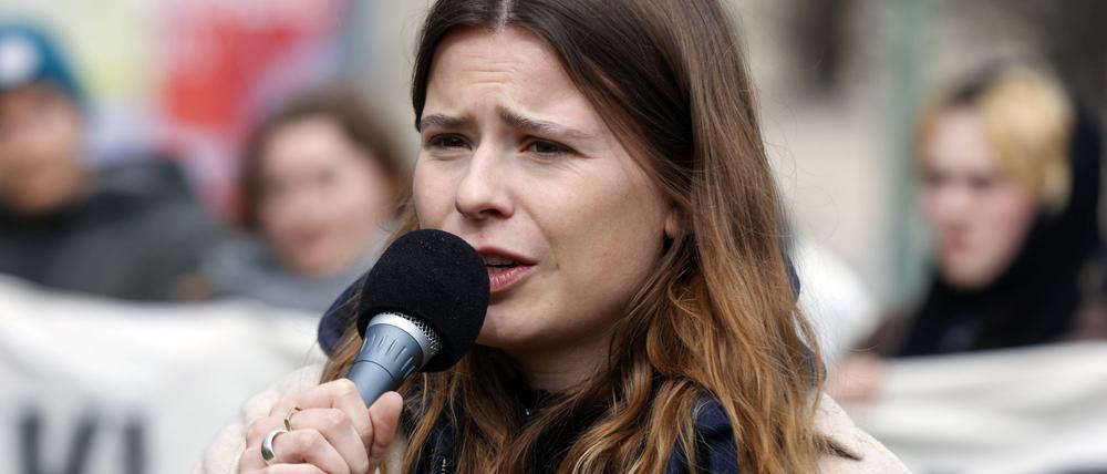 Luisa Neubauer spricht während einer Demonstration von Fridays for Future in Berlin.