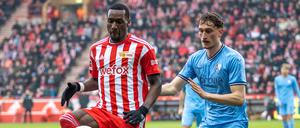 Ball gehalten, Führung nicht. Sheraldo Becker (l.) musste sich gegen Bochum mit einem Punkt begnügen.