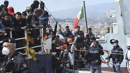 Migranten gehen im sizilianischen Hafen von Catania von Bord eines Schiffes. Die italienische Regierung hat wegen der zuletzt hohen Migrationszahlen über die Mittelmeerroute landesweit einen Notstand beschlossen.
