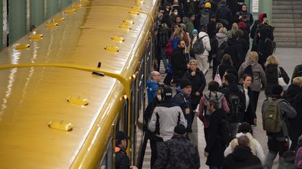 Nach dem Beginn des bundesweiten Warnstreiks im Bahn- und Luftverkehr verlassen Reisende am Bahnhof Alexanderplatz die U5. 