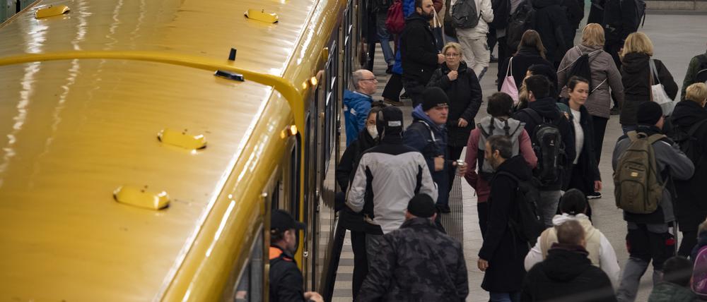 Nach dem Beginn des bundesweiten Warnstreiks im Bahn- und Luftverkehr verlassen Reisende am Bahnhof Alexanderplatz die U5.