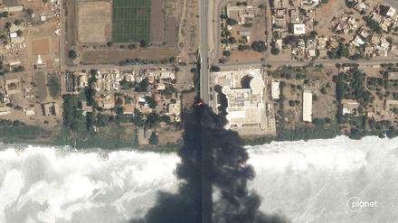 Dieses Satellitenfoto von Planet Labs PBC zeigt Brände in der Nähe eines Krankenhauses in Khartum. 