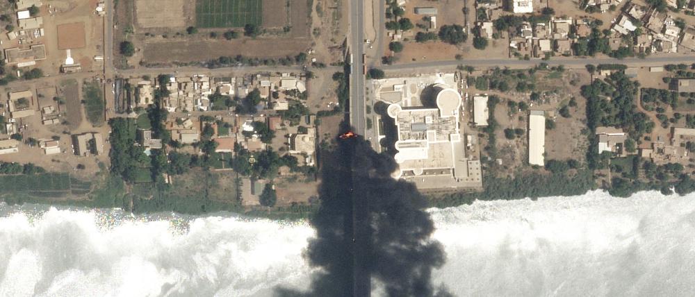 Dieses Satellitenfoto von Planet Labs PBC zeigt Brände in der Nähe eines Krankenhauses in Khartum. 