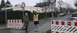 Temporäre Schulstraße vor der Bruno-H.-Bürgel-Grundschule am Rackebüller Weg in Lichtenrade.