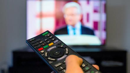 Fernsehen über das Internet wird ebenso mit der Fernbedienung gesteuert wie das gewohnte Fernsehen über Kabel, Antenne oder Satellit. 