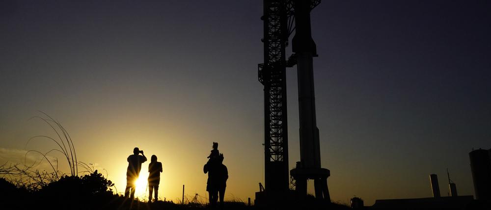 Schaulustige beobachten, wie das Starship von SpaceX, die größte und leistungsstärkste Rakete der Welt, zum Start bereitsteht.