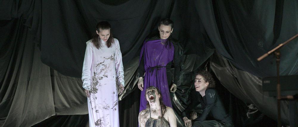 Schlammschlacht. Die „Antigone“-Darstellerinnen lassen von Sophokles’ Tragödie nicht viel übrig.