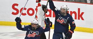 Das lief gut am Ende. Hilary Knight (vorn) feiert mit Alex Carpenter.