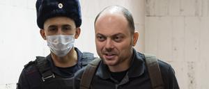 Wladimir Kara-Mursa (rechts), Kreml-Kritiker, wird am 08.02.2023 zu einer Anhörung in einem Gericht begleitet (Archivbild).