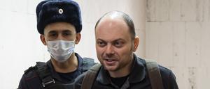 Wladimir Kara-Mursa (rechts), Kreml-Kritiker, wird am 08.02.2023 zu einer Anhörung in einem Gericht begleitet (Archivbild).